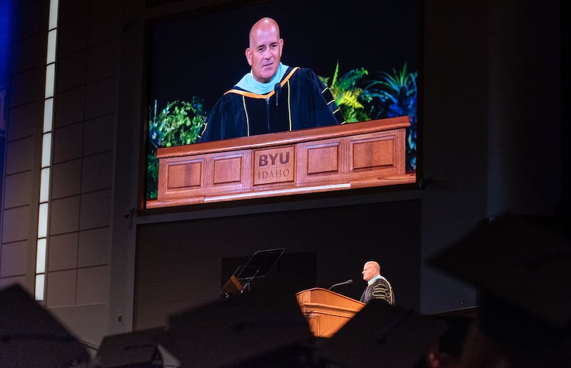El hermano David J. Wunderli, primer consejero de la presidencia general de los Hombres Jóvenes, habla durante la ceremonia de graduación de BYU–Idaho el jueves, 23 de julio de 2026, en Rexburg, Idaho.