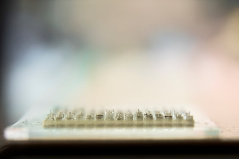 Las réplicas microscópicas de templos que los ingenieros de la Universidad Brigham Young imprimieron en 3D en Provo, Utah, el 31 de julio de 2024 en anticipación al 150.º aniversario de BYU.