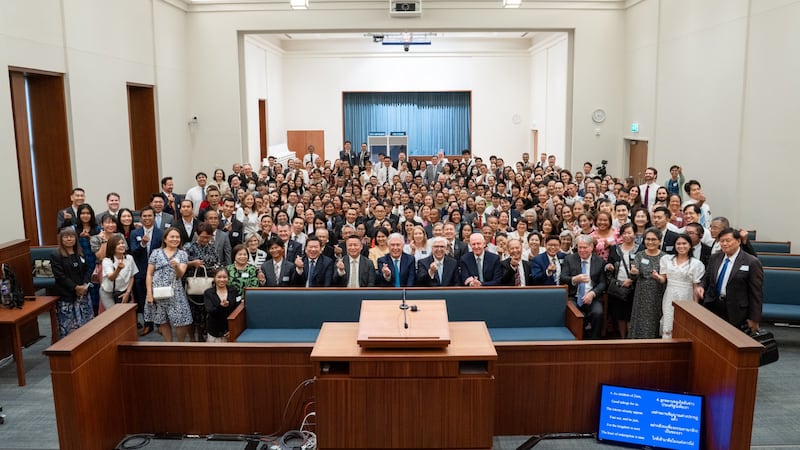 El élder Dieter Uchtdorf posa con líderes locales de la Iglesia de Tailandia durante una reunión general de liderazgo.