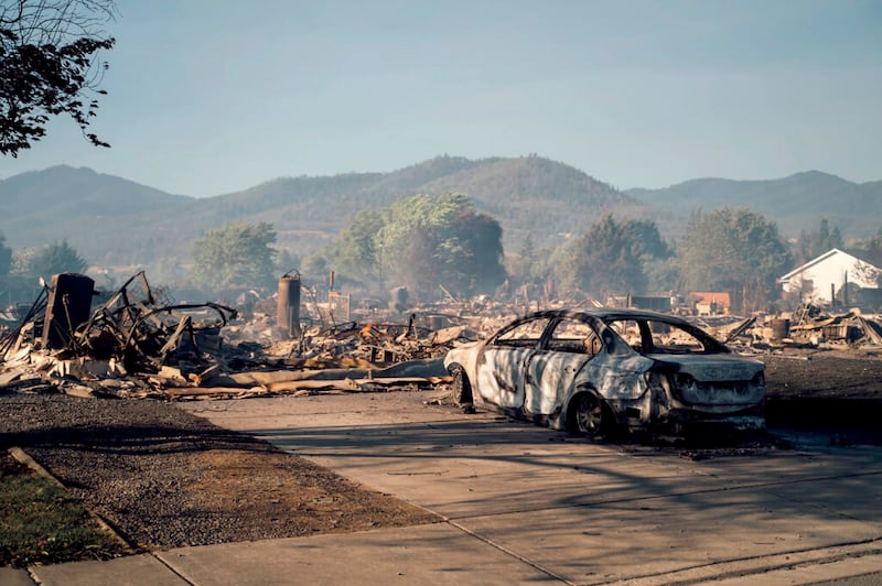 Esta foto tomada por Kevin Jantzer, residente de Talent, Oregón, muestra la destrucción de su ciudad natal tras los incendios forestales que asolaron la ciudad central de Oregón, cerca de Medford, el miércoles, 9 de septiembre de 2020.
