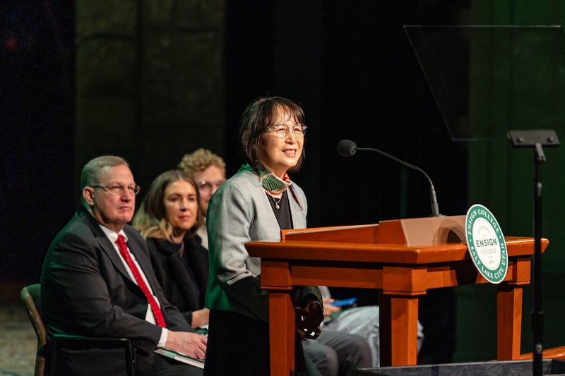La hermana Bon Kyung Koo Choi, esposa del élder Yoon Hwan Choi, Setenta Autoridad General, habla durante un devocional del Ensign College realizado en el Teatro del Centro de Conferencias en el centro de Salt Lake City, el martes 19 de noviembre de 2024.