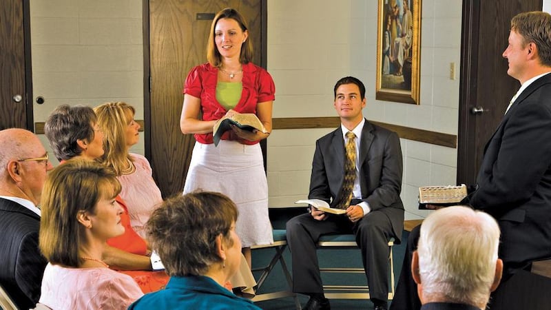 Un grupo de adultos analiza las Escrituras durante una clase de doctrina del Evangelio.
