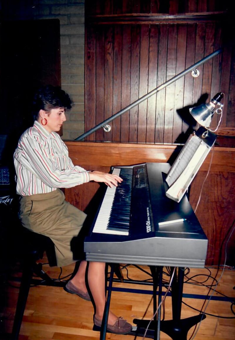 La compositora Cathy Tibbitts toca el teclado en el sur de California en 1991.