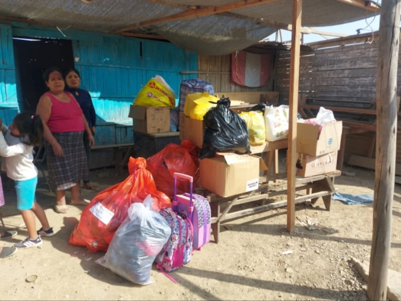 Los miembros de la Sociedad de Socorro de la Estaca Magdalena, Perú, entregan ropa, artículos de limpieza y artículos de higiene a los residentes de Jicamarca en Huarochirí, Perú.