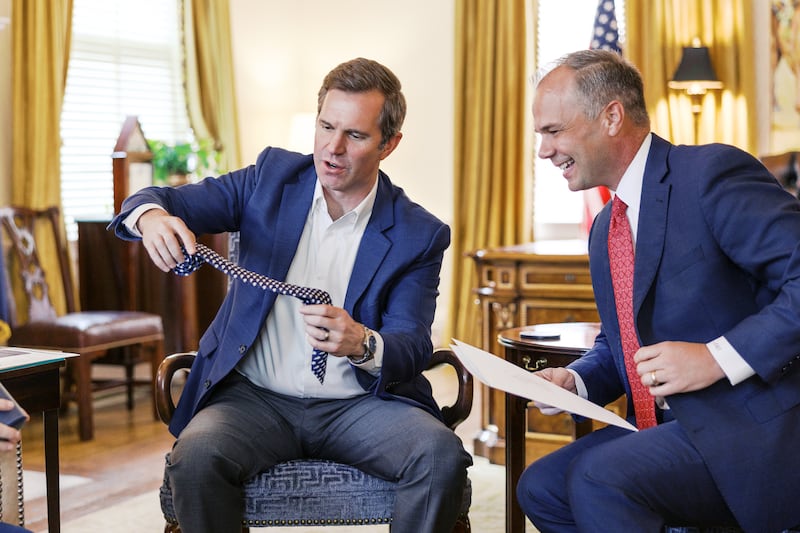 El élder Nathan A. Craig, Setenta de Área que comenzará a servir como presidente de misión en julio de 2026, a la derecha, recibe una corbata con tema de Kentucky del gobernador de Kentucky, Andy Beshear, a la izquierda, el 10 de marzo de 2026.
