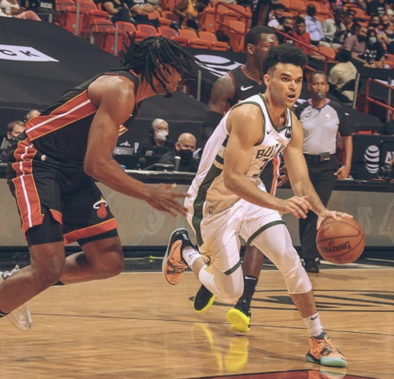 El jugador de baloncesto santo de los últimos días, Elijah Bryant, en un juego contra el Miami Heat.