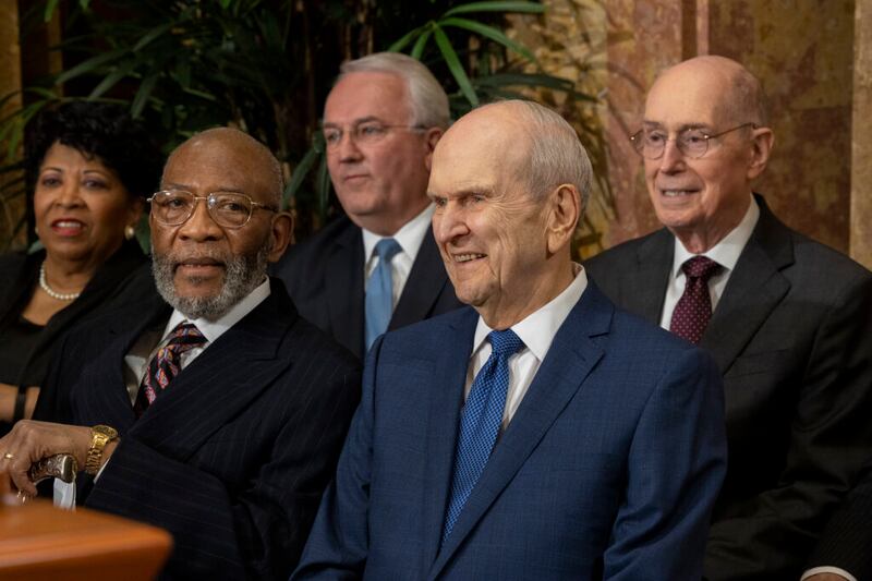 El reverendo Amos C. Brown de la NAACP, a la izquierda, y el presidente Russell M. Nelson de La Iglesia de Jesucristo de los Santos de los Últimos Días participan en una conferencia de prensa en el Edificio Administrativo de la Iglesia en Salt Lake City, el lunes, 14 de junio. 2021. Durante la conferencia de prensa, las dos organizaciones anunciaron una nueva asociación que proporcionará US$6 millones en ayuda humanitaria durante tres años a las ciudades de los barrios más pobres de Estados Uni…