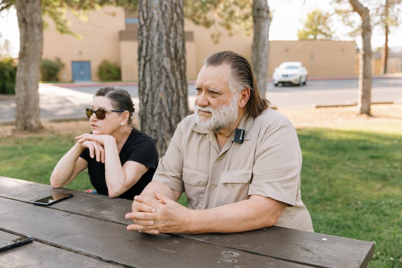 Brent y Cherie Tolman cuentan la historia de perder su hogar en los incendios forestales de Spokane a principios de agosto en Spokane, Washington, el sábado 22 de agosto de 2026.