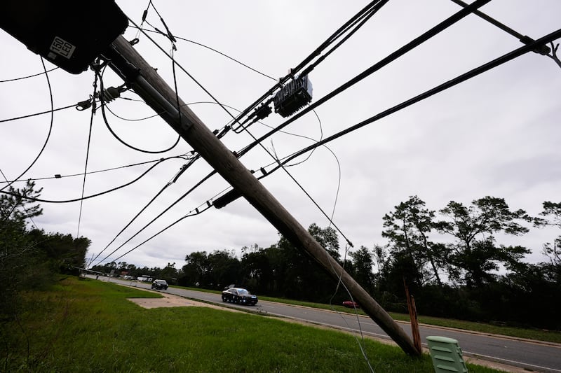 Los estatales montan a caballo junto a líneas eléctricas caídas después del huracán Isaías en Milton, Florida, el sábado 10 de octubre de 2026.