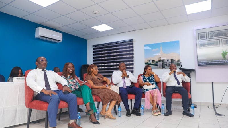 Los presidentes de estaca nigerianos y sus esposas comparten sus experiencias sobre su participación en BYU–Pathway Worldwide durante una discusión en Lagos, Nigeria, en julio de 2026.