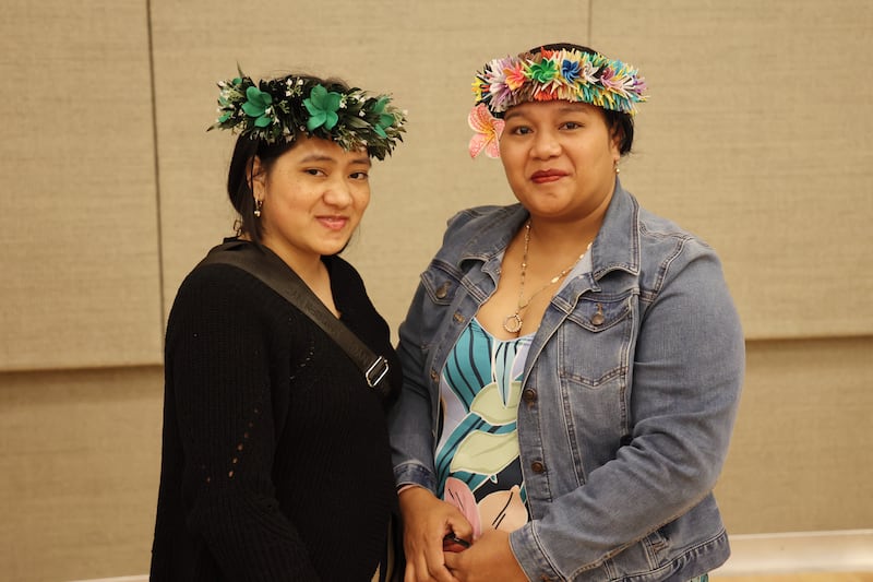 Evelynn Ehram y Juleen Robert Inowe, vistiendo tocados tradicionales de Pohnpei, aparecen en una conferencia de mujeres de estaca de la Estaca Asheville Carolina del Norte el 26 de septiembre de 2026.