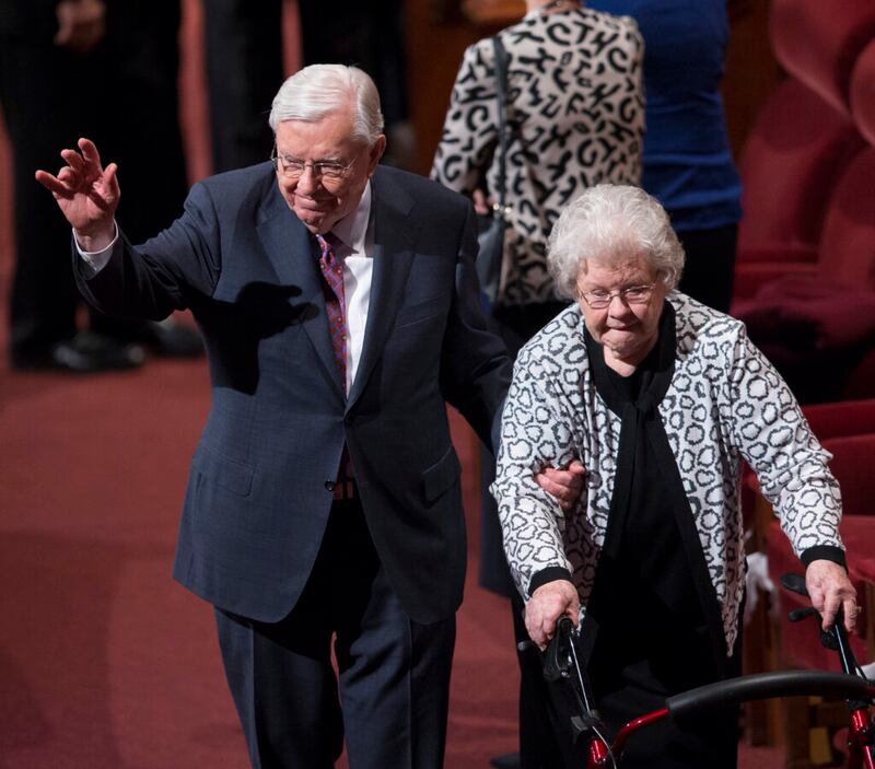 El élder M. Russell Ballard, del Cuórum de los Doce Apóstoles, y su esposa, la hermana Barbara Ballard, salen al final de la sesión de la tarde de la 187.ª Conferencia General Semestral de la Iglesia en el Centro de Conferencias de Salt Lake City el domingo 1 de octubre de 2017.
