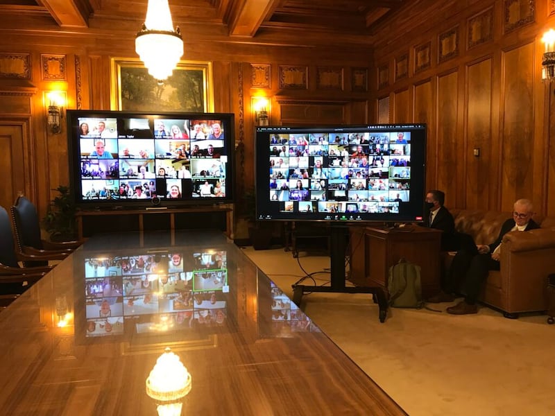 Los miembros de la familia del presidente Russell M. Nelson participan de una fiesta de cumpleaños virtual —por videoconferencia— tres días antes de su cumpleaños N.o 96, el domingo, 6 de septiembre de 2020. El presidente Nelson cumplió 96 el 9 de septiembre de 2020.