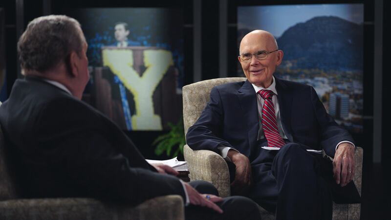 El presidente Dallin H. Oaks, derecha, habla con el presidente Jeffrey R. Holland sobre BYU.
