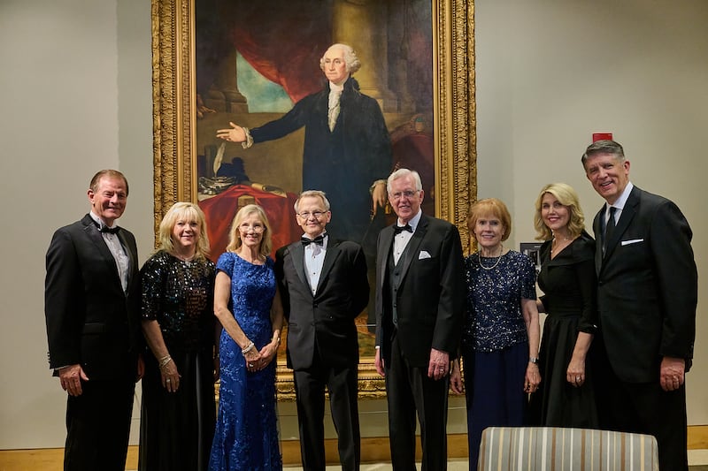 El presidente D. Todd Christofferson, segundo consejero de la Primera Presidencia, cuarto desde la derecha, el élder Gary E. Stevenson del Cuórum de los Doce Apóstoles, a la extrema izquierda, y el élder Matthew S. Holland, una Autoridad General Setenta, a la extrema derecha, y otros asisten a la Gala anual de la Medalla Canterbury de Becket en el Centro Nacional de la Constitución en Filadelfia, Pensilvania, el jueves 11 de junio de 2026.