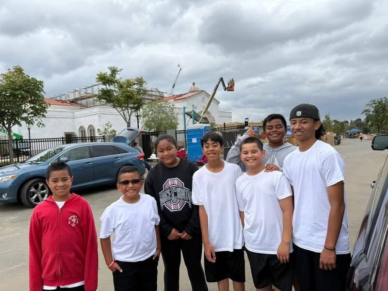 Siete jóvenes de la Estaca Anaheim California se toman una foto frente al Templo de Yorba Linda California