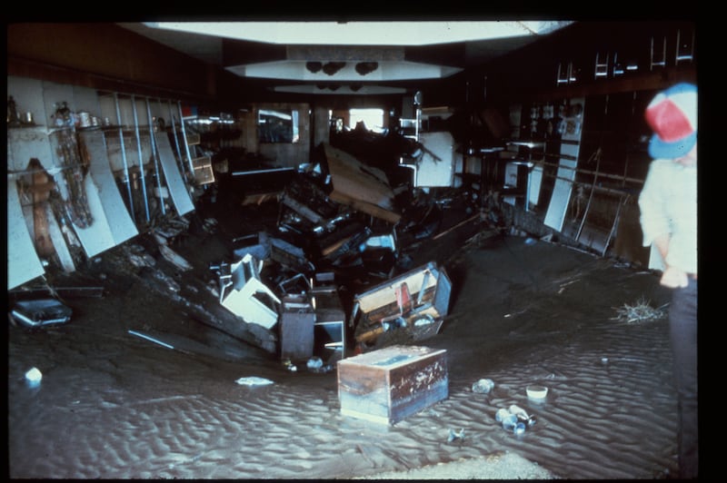 Una tienda de música en la calle Main en Rexburg, Idaho, está llena de lodo y escombros después de la inundación de la presa Teton el sábado, 5 de junio de 1976.