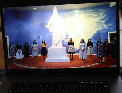 Una computadora muestra un coro de misioneras asignadas al Centro de Visitantes del Templo de la Ciudad de México cantando al final de un recorrido virtual por el centro. Los directores del centro esperan reanudar las visitas públicas limitadas a las instalaciones a principios de septiembre de 2020.