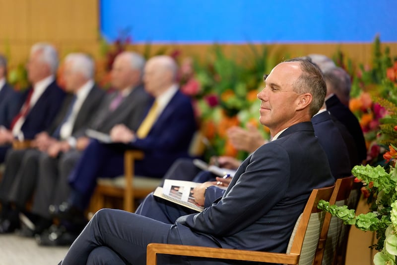 El élder Jonathan S. Schmitt escucha durante el Seminario para Nuevos Líderes de Misión 2026 en el Centro de Capacitación Misional de Provo en Provo, Utah, el jueves 18 de junio de 2026.