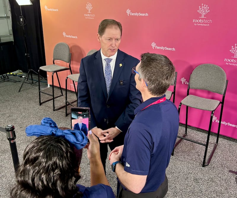 El élder Mark A. Bragg es entrevistado por Brandon Isle en RootsTech.