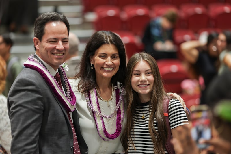 El élder Ronald M. Barcellos, Setenta Autoridad General, y su esposa, la hermana Karin S. A. Barcellos, saludan a los estudiantes después de un devocional de BYU–Hawaii el martes, 24 de febrero de 2026, en Laie, Hawái.