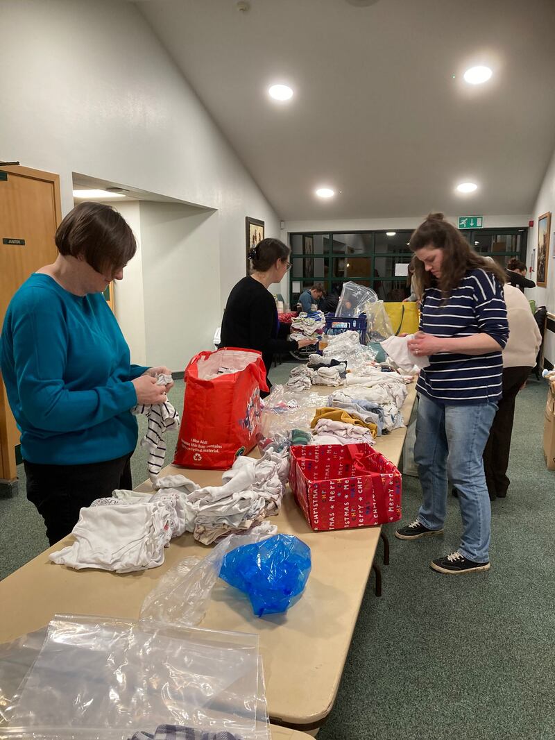 Mujeres de la Sociedad de Socorro organizan suministros para Baby Basics durante una actividad de la Sociedad de Socorro en Northampton, Inglaterra, el 24 de febrero de 2026.