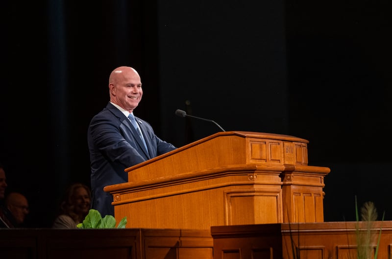 El presidente de la Universidad Brigham Young–Idaho, Alvin F. Meredith III, habla en un devocional en el campus el martes, 21 de abril de 2026, en Rexburg, Idaho.