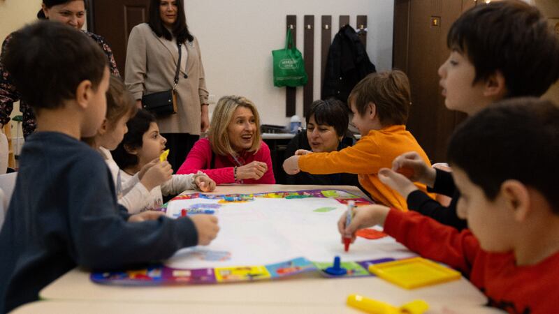 La presidenta Camille N. Johnson interactúa con los niños en el centro de cuidado infantil Children of the Sun en Tiflis, Georgia, el miércoles 4 de marzo de 2026.