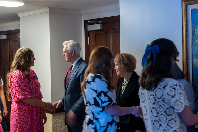El presidente D. Todd Christofferson, segundo consejero de la Primera Presidencia, y su esposa, la hermana Kathy Christofferson, estrechan la mano de más de 250 misioneros de la Misión Canadá Toronto en Brampton, Ontario, el sábado 13 de junio de 2026.