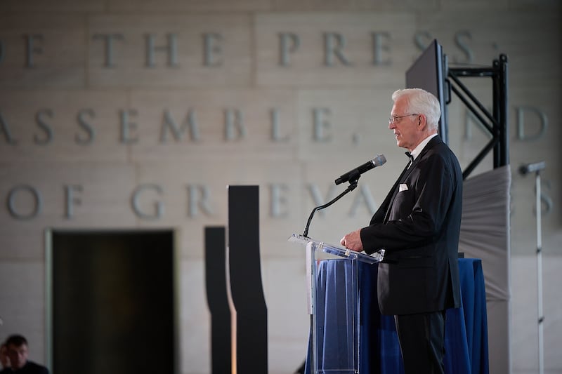 El presidente D. Todd Christofferson, segundo consejero de la Primera Presidencia, se prepara para dar la invocación en la Gala Anual de la Medalla Canterbury de Becket en el Centro Nacional de la Constitución en Filadelfia, Pensilvania, el jueves 11 de junio de 2026.