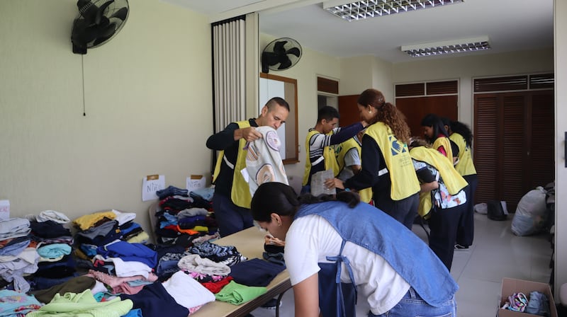 Voluntarios y misioneros de La Iglesia de Jesucristo de los Santos de los Últimos Días preparan artículos para los afectados por los terremotos gemelos en Venezuela el sábado, 27 de junio de 2026.