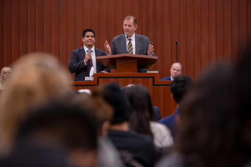 El élder Gary E. Stevenson, del Cuórum de los Doce Apóstoles, habla durante un devocional.