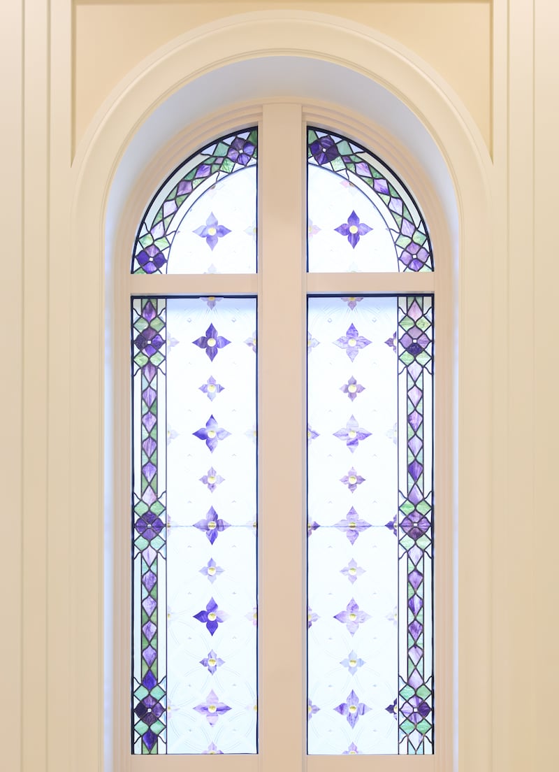 Una ventana de vidrio artístico dentro del Templo de Camboya Phnom Penh.