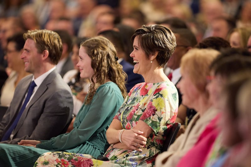 La hermana Jennifer Kearon, esposa del élder Patrick Kearon del Cuórum de los Doce Apóstoles, se ríe mientras su esposo habla en el Seminario para Nuevos Presidentes de Misión 2026 en el Centro de Capacitación Misional de Provo en Provo, Utah, el sábado 20 de junio de 2026.