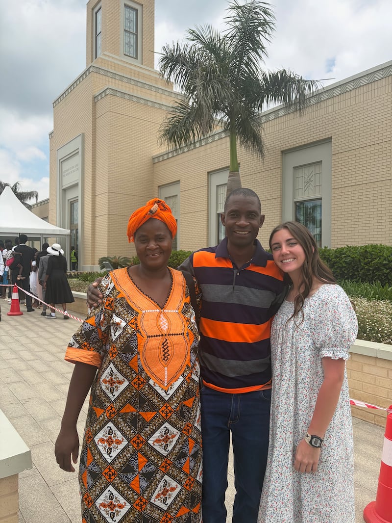 Kilford Shereni, al centro, y su esposa, Tsitsi, están acompañados por Loryn Stoddard en la casa abierta del Templo de Harare, Zimbabue.