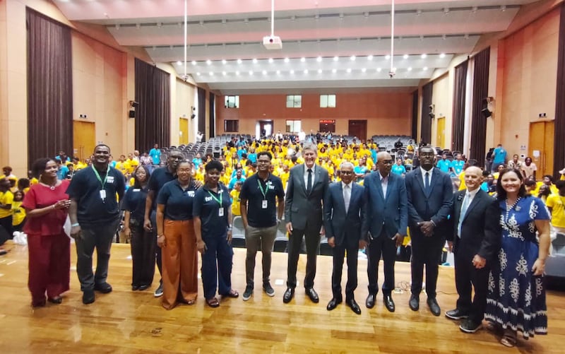 Líderes del país y la ciudad se encuentran en el escenario junto a líderes de la Iglesia frente a cientos de jóvenes en la ceremonia de apertura de las sesiones Por la Fuerza de la Juventud en Praia, Cabo Verde, 17 de agosto de 2026.