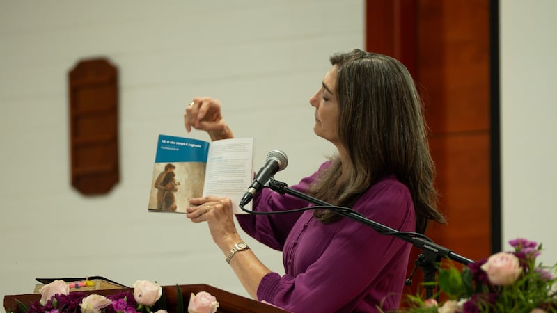 La hermana Andrea Muñoz Spannaus muestra la guía actualizada "Por la Fortaleza de la Juventud" en Antananarivo, Madagascar, 29 de agosto de 2026.