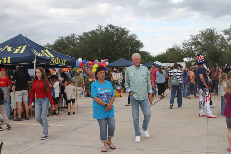 Los asistentes recorren los diferentes puestos y actividades del evento "Fiesta 2026" en San Antonio, Texas, el 11 de abril de 2026.