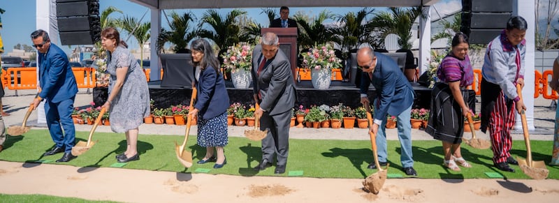 El élder Patricio M. Giuffra — Setenta Autoridad General y presidente del Área de Centroamérica, cuarto desde la izquierda — y su esposa, la hermana María Giuffra, tercera desde la izquierda, posan con líderes locales de la Iglesia y miembros de la comunidad para realizar la ceremonia de la palada inicial del Templo de Huehuetenango, Guatemala, el sábado 14 de marzo de 2026, en Huehuetenango, Guatemala.