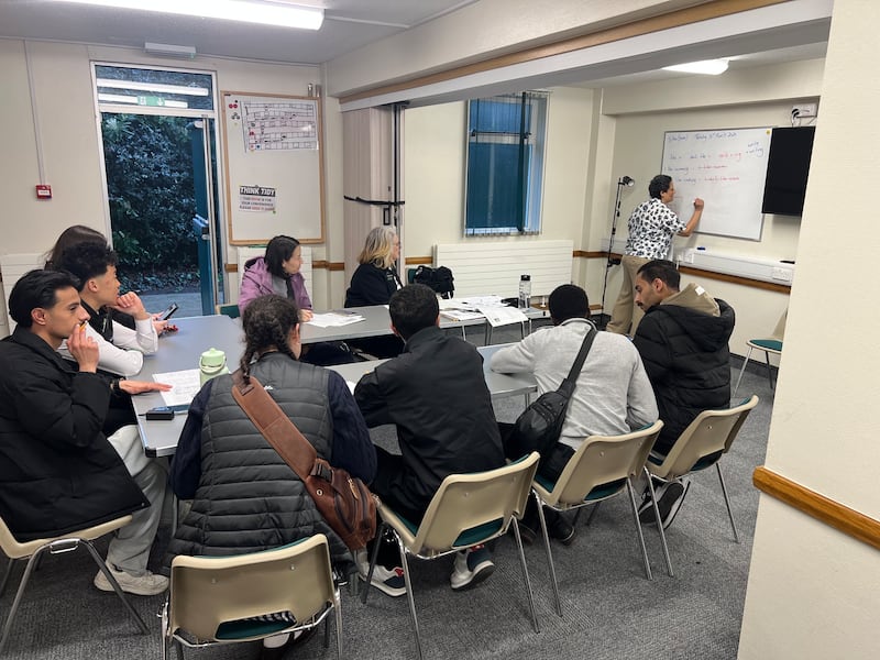 Los estudiantes asisten a una clase de EnglishConnect en el edificio de la Rama Bournemouth en la Estaca de Southampton, Inglaterra, el martes 14 de julio de 2026.