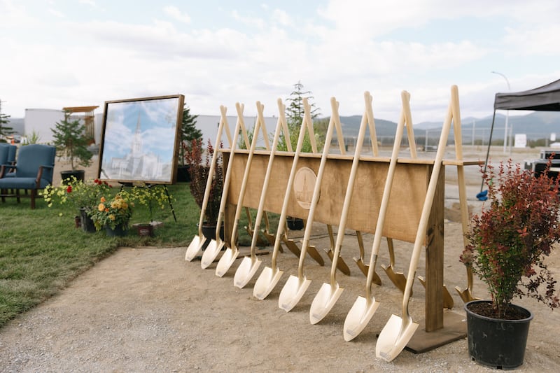 Palas ceremoniales se encuentran antes de la ceremonia de inicio de construcción del Templo de Coeur d'Alene Idaho el sábado, 29 de agosto de 2026, en Coeur d'Alene, Idaho.