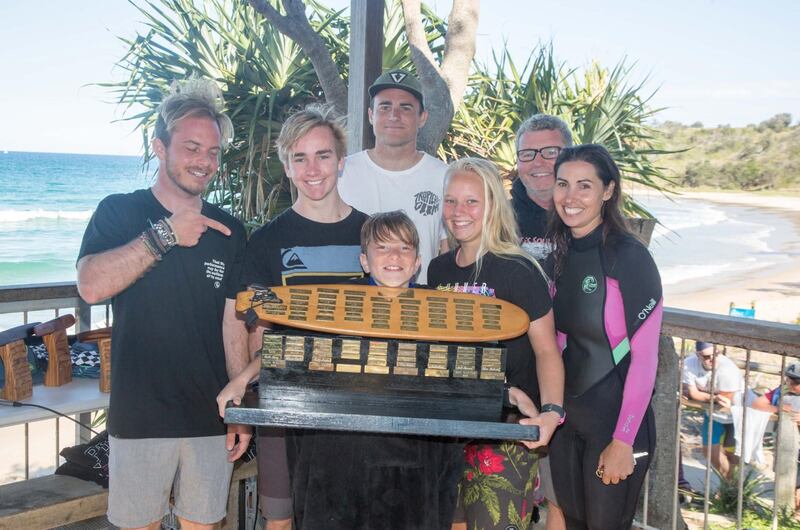 Los participantes del Coffs Soul Surfest sonríen con un trofeo durante el Surfest 2016 en Coffs Harbour, Australia, septiembre de 2016.