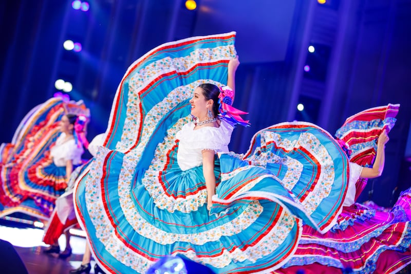 Bailarines vistiendo trajes tradicionales realizan danzas de toda Latinoamérica durante un ensayo general de "Luz de las Naciones" en Salt Lake City, Utah, el 3 de noviembre de 2025.
