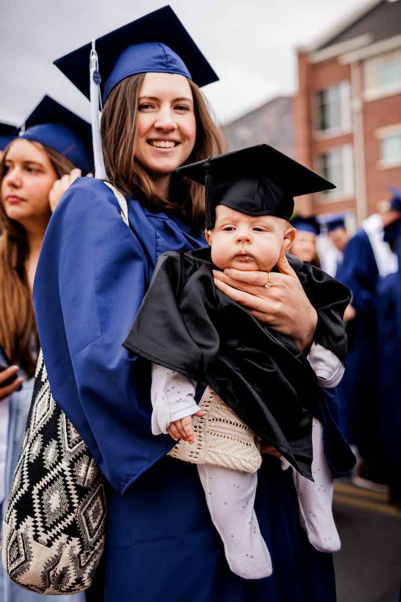 Los graduados de BYU hacen fila fuera del Marriott Center en preparación para la colación de grado el jueves 23 de abril de 2026 en Provo, Utah.