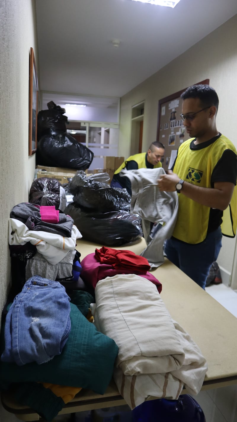 Voluntarios y misioneros de La Iglesia de Jesucristo de los Santos de los Últimos Días preparan artículos para los afectados por los terremotos gemelos en Venezuela el sábado, 27 de junio de 2026.