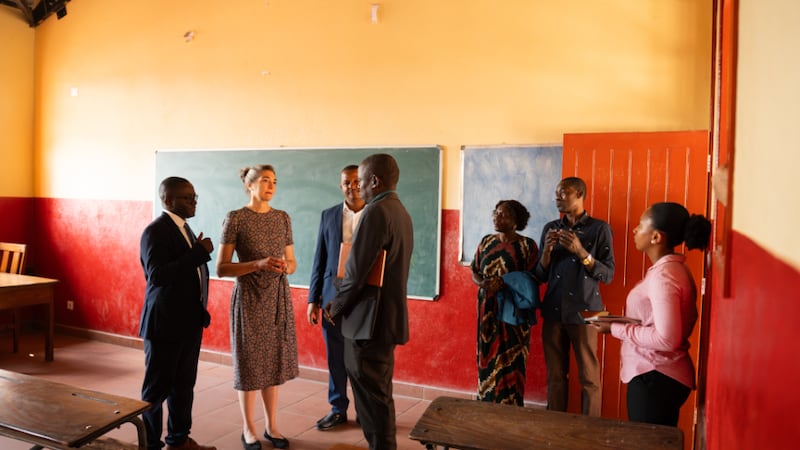 La hermana Andrea Muñoz Spannaus visita la Escuela Primaria Inhamizua en Beira, Mozambique, el 3 de septiembre de 2026.
