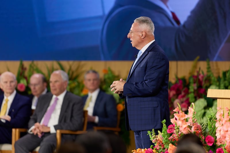 El élder Ulisses Soares habla durante el Seminario para Nuevos Líderes de Misión 2026 el jueves 18 de junio de 2026, realizado en el Centro de Capacitación Misional de Provo en Provo, Utah.