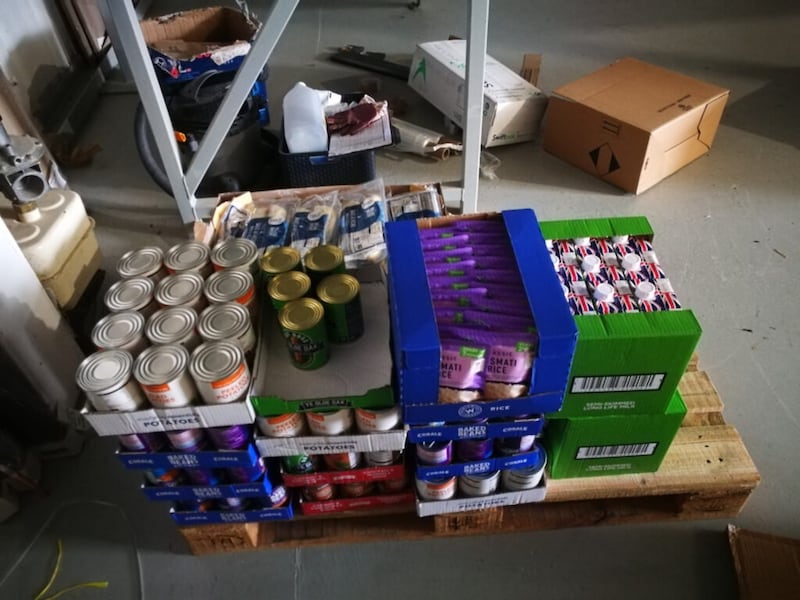 Los voluntarios a través de SirveAhora en el Reino Unido suministraron alimentos, incluyendo sopa enlatada, a los refugiados, a través de sus asociaciones con grupos locales en marzo de 2022.