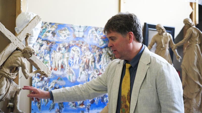 El escultor Michael Hall muestra una de sus esculturas en su estudio en Provo, Utah.