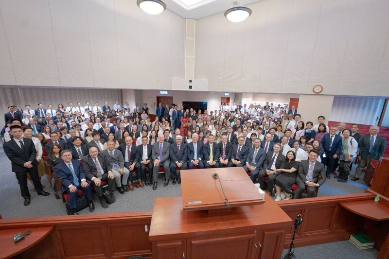 El élder Dieter F. Uchtdorf es fotografiado con líderes en una reunión de capacitación.